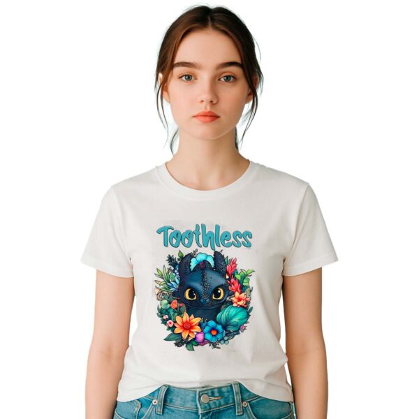 Playera Como entrenar a tu dragon Chimuelo Flores Mujer