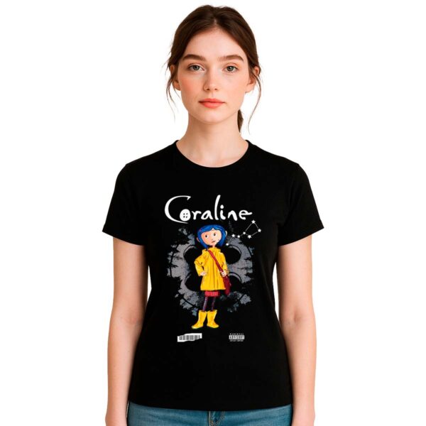 Playera Coraline Botón Mujer